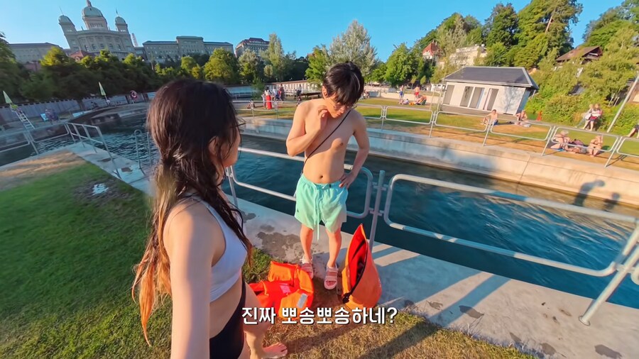 스위스는 진짜 수영해서 퇴근하는가_18.png