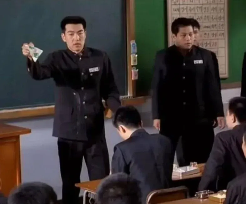 우유통 흔들며 보여주는 선도위원장.jpg_1.webp