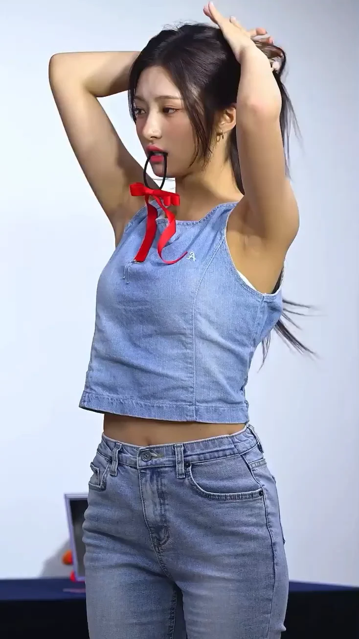 머리 묶는 아이돌 gif_2.webp