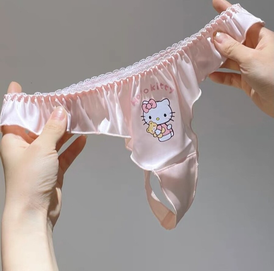 새로 산 헬로키티 굿즈를 자랑하는 여자_1.jpg
