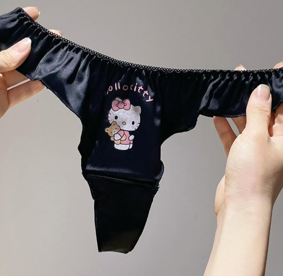 새로 산 헬로키티 굿즈를 자랑하는 여자_4.jpg