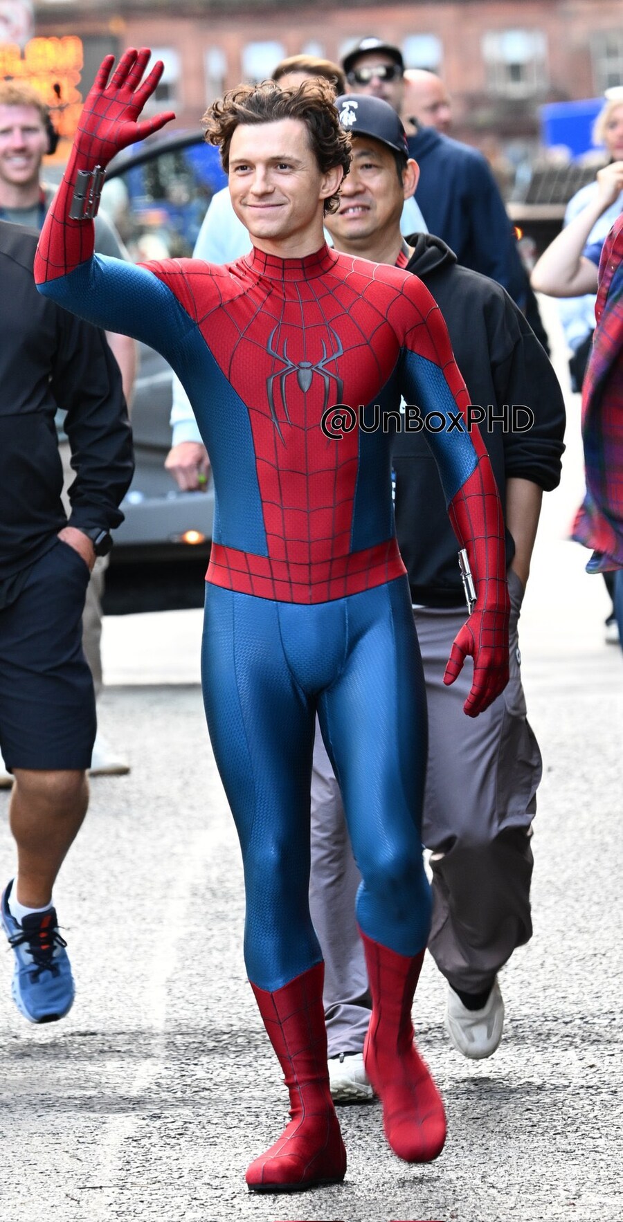 MCU)[스파이더맨 4] 촬영장에서 찍힌 슈트 입은 톰 홀랜드_1.jpg