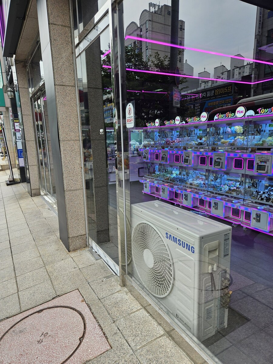 이상하다. 에어컨을 틀었는데도 가게 안이 덥다. 왜지?_1.jpg