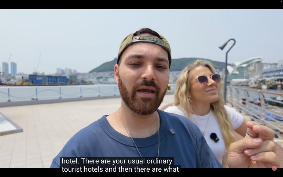 한국 숙박시설에 의문을 가진 외국인 관광객_3.png
