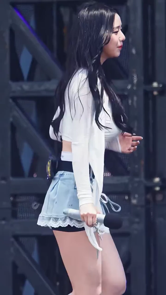묵직하다는 누나 gif_1.webp