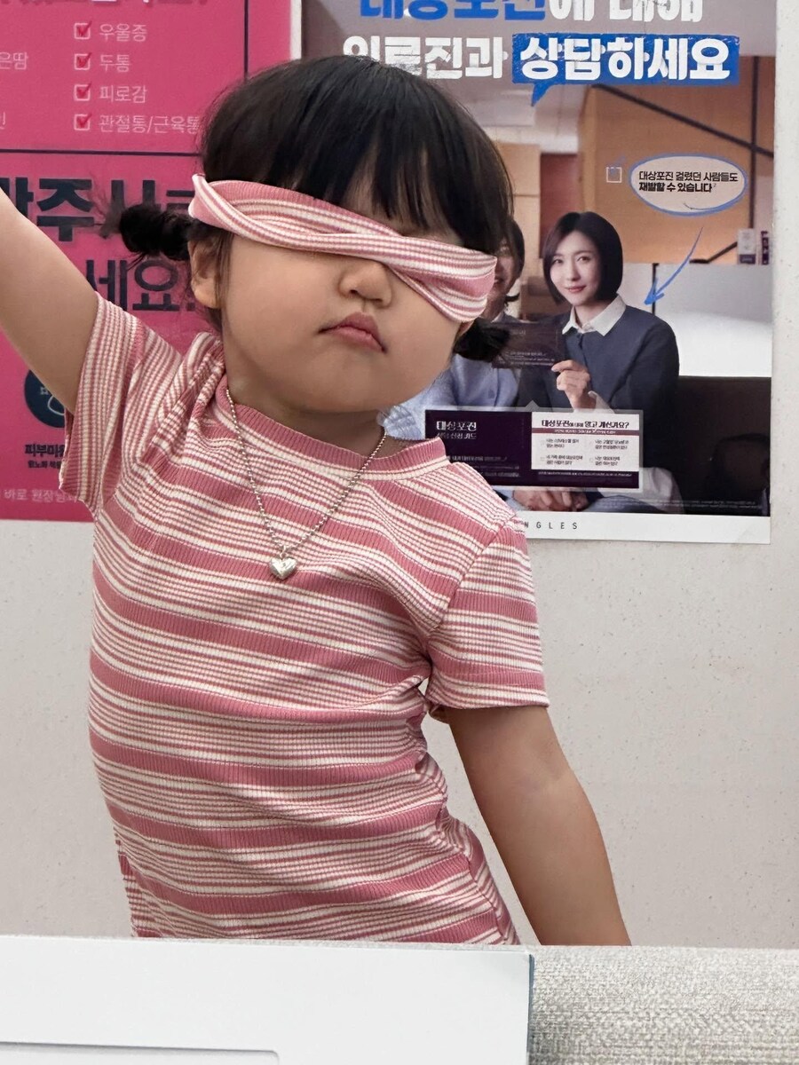 엄마 : 애기 이쁘게 하고 가야징 ~_5.jpg