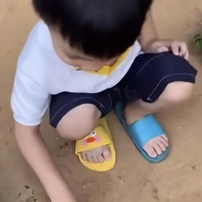 아들 슬리퍼를 왜 짝짝이로 신ㅇ......jpg._1.jpg