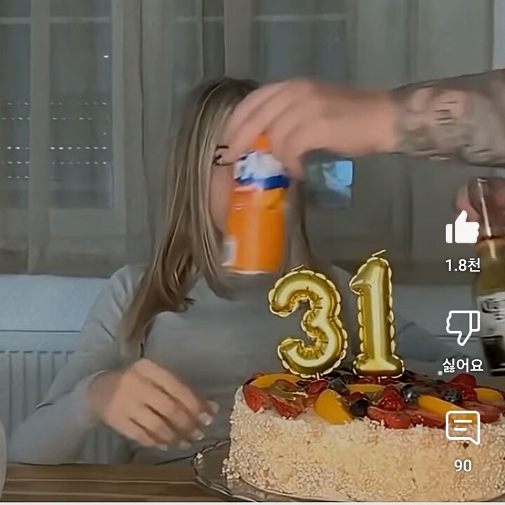 서양녀의 충격적인 생일파티_2.jpg