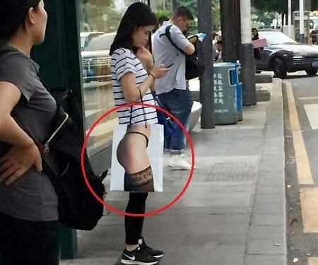 티팬티 입고 버스기다리는 여자.jpg_1.png