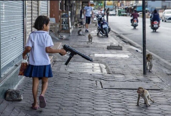 먹거리 사갖고 가는 태국소녀_1.jpg