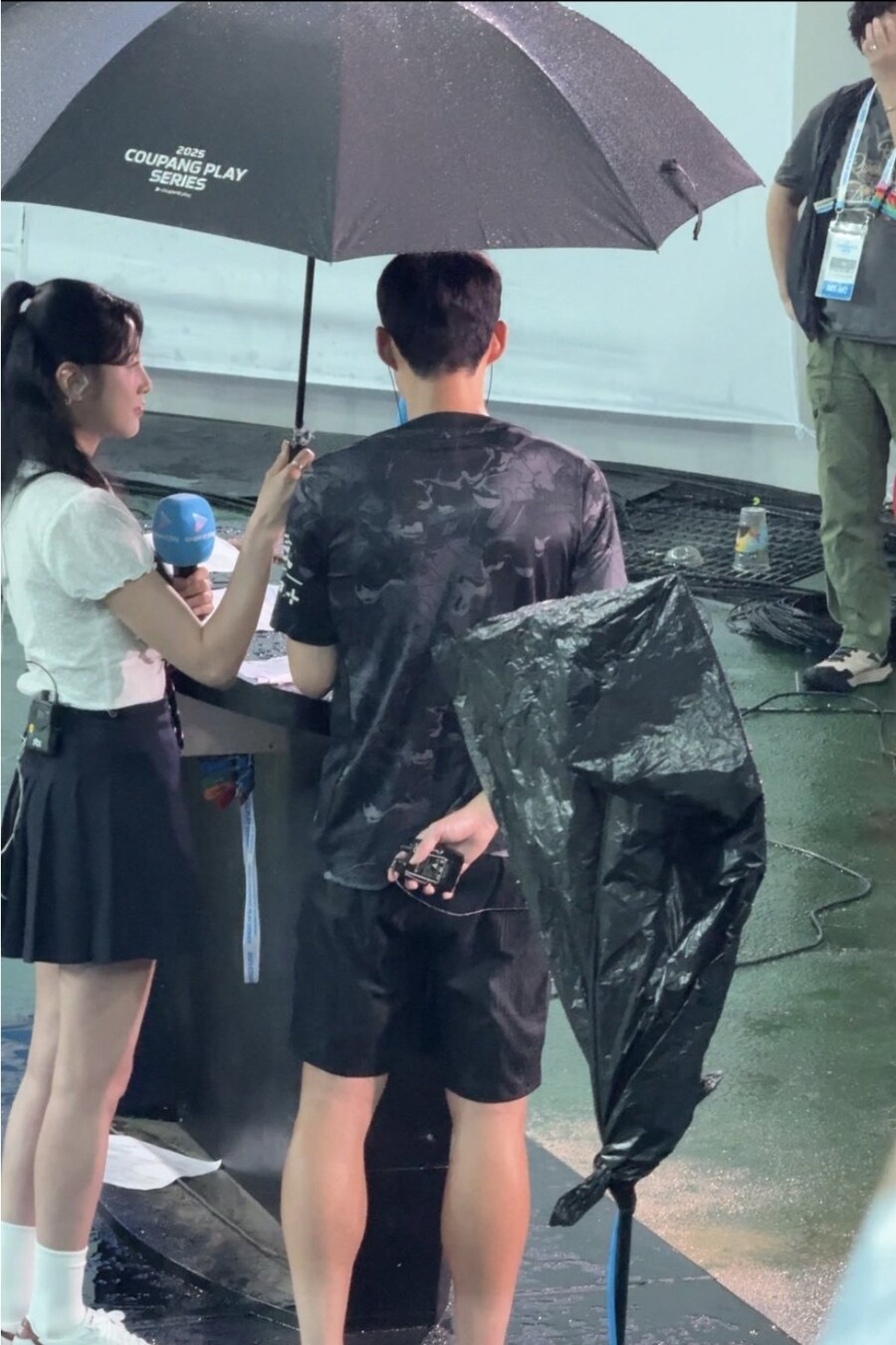 여초에서 우산 안 들어줬다고 까는 손흥민 짤의 진실_3.jpg