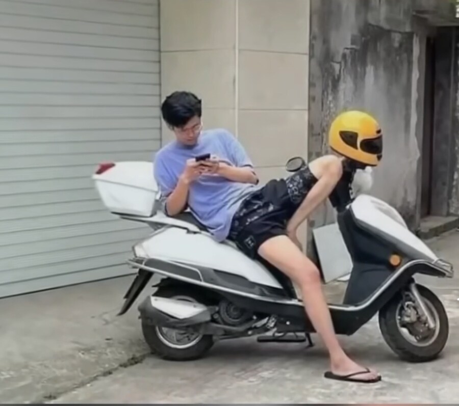 공공장소에서 외설적인 포즈로 찍힌 커플......_1.jpg