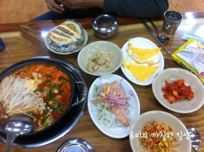 전주놈들 외지인들에게 비빔밥만 주고 지들은 이런거 먹고 있었음_2.jpg