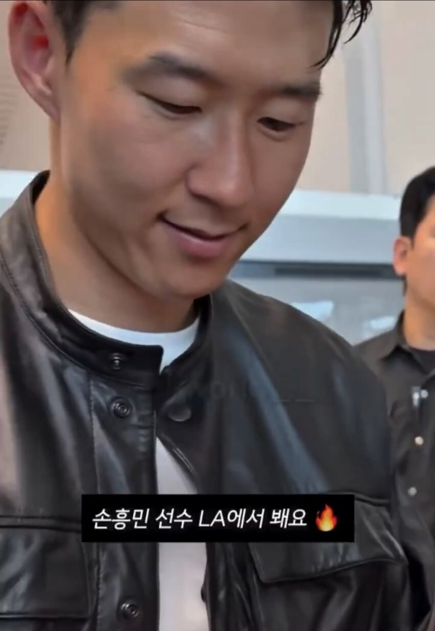 떠나는 손흥민에게 작별인사하는 토트넘 팬.jpg_1.jpg