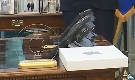지난 밤 팀쿡이 트럼프에게 바친 공물_6.jpg