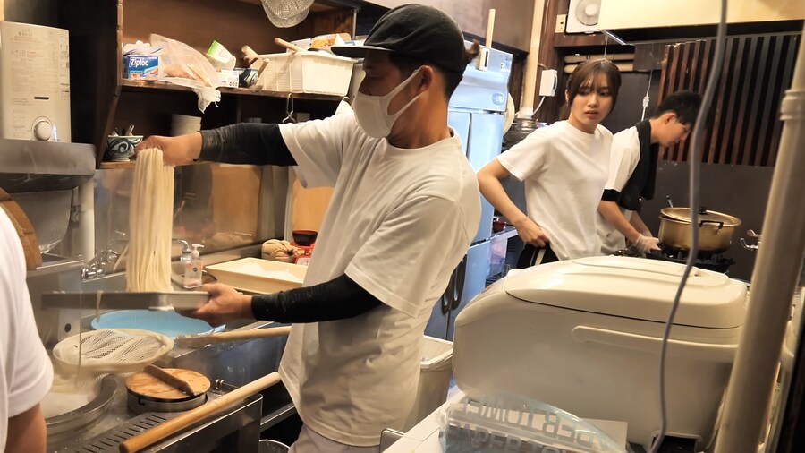 일본의 흔하지 않은 우동가게.jpg_36.png