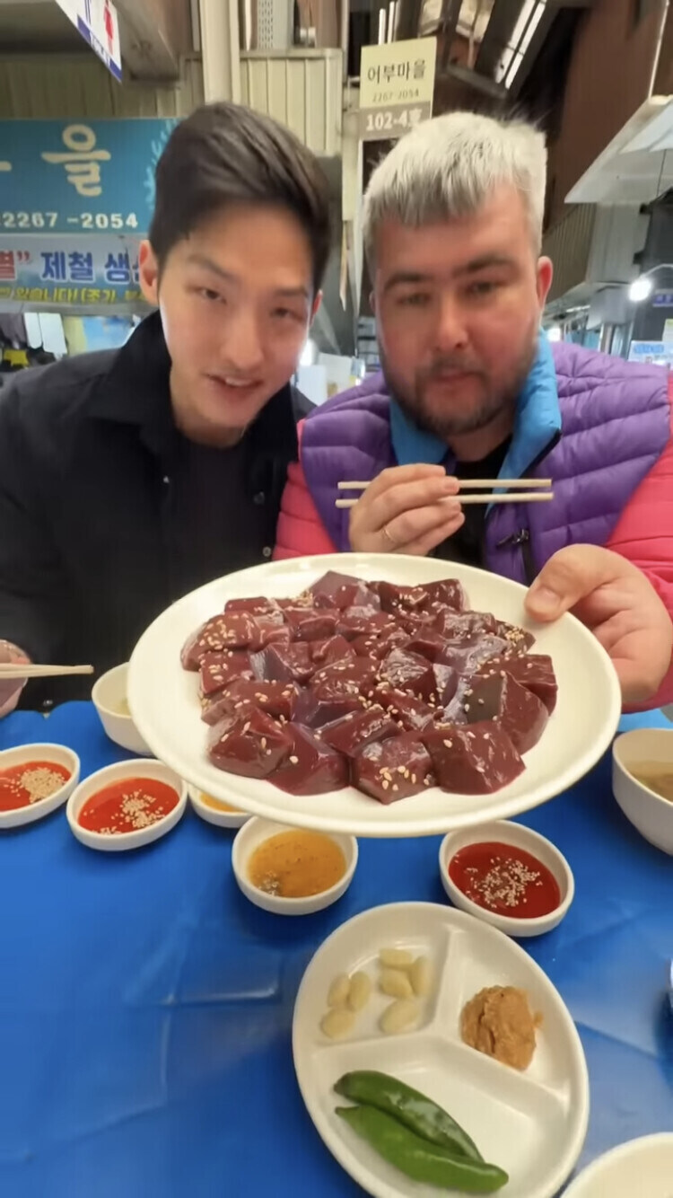 외국 요리 유투버가 한국요리 먹뱉해도 욕 안먹는법_1.jpg