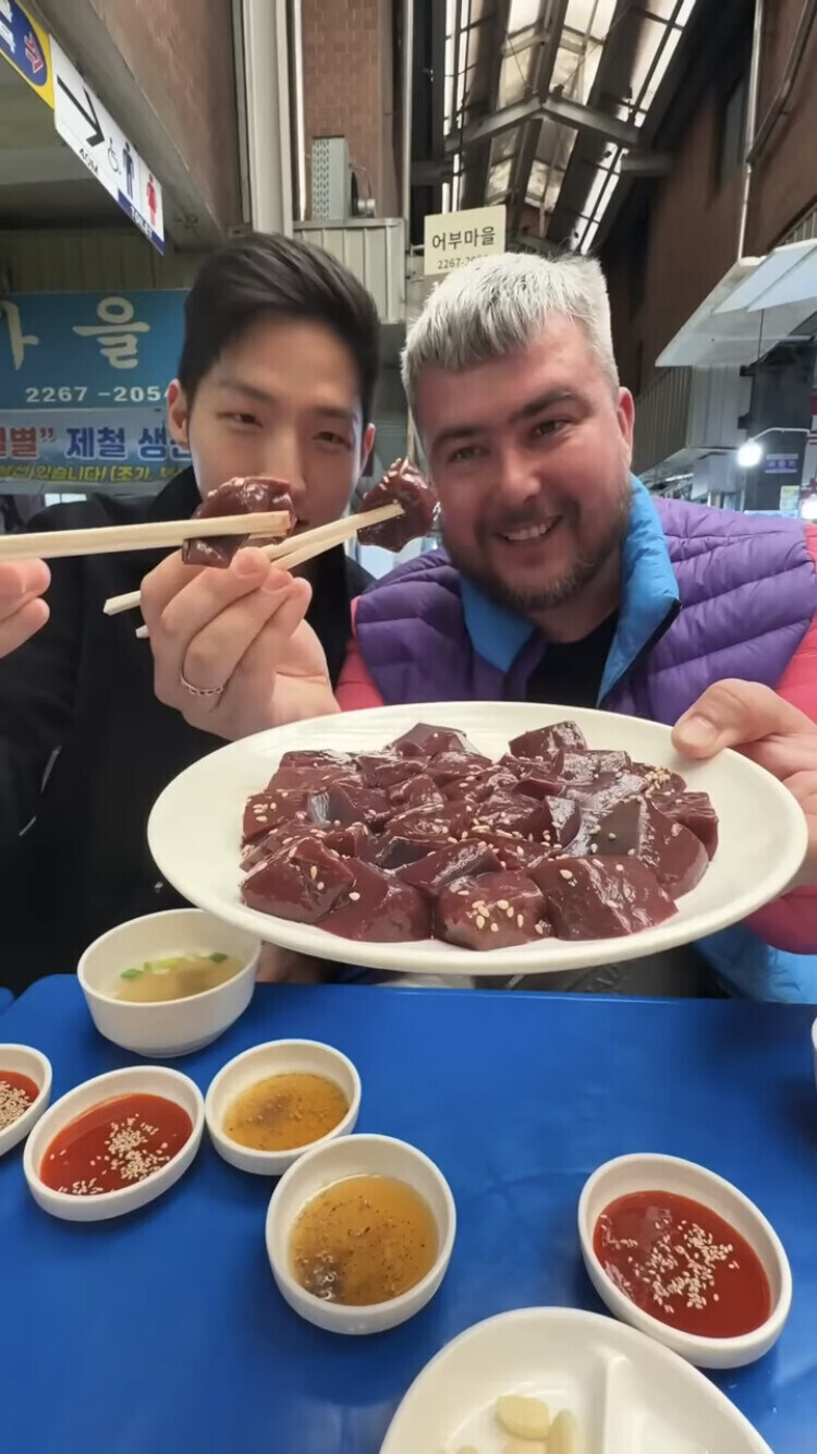 외국 요리 유투버가 한국요리 먹뱉해도 욕 안먹는법_2.jpg