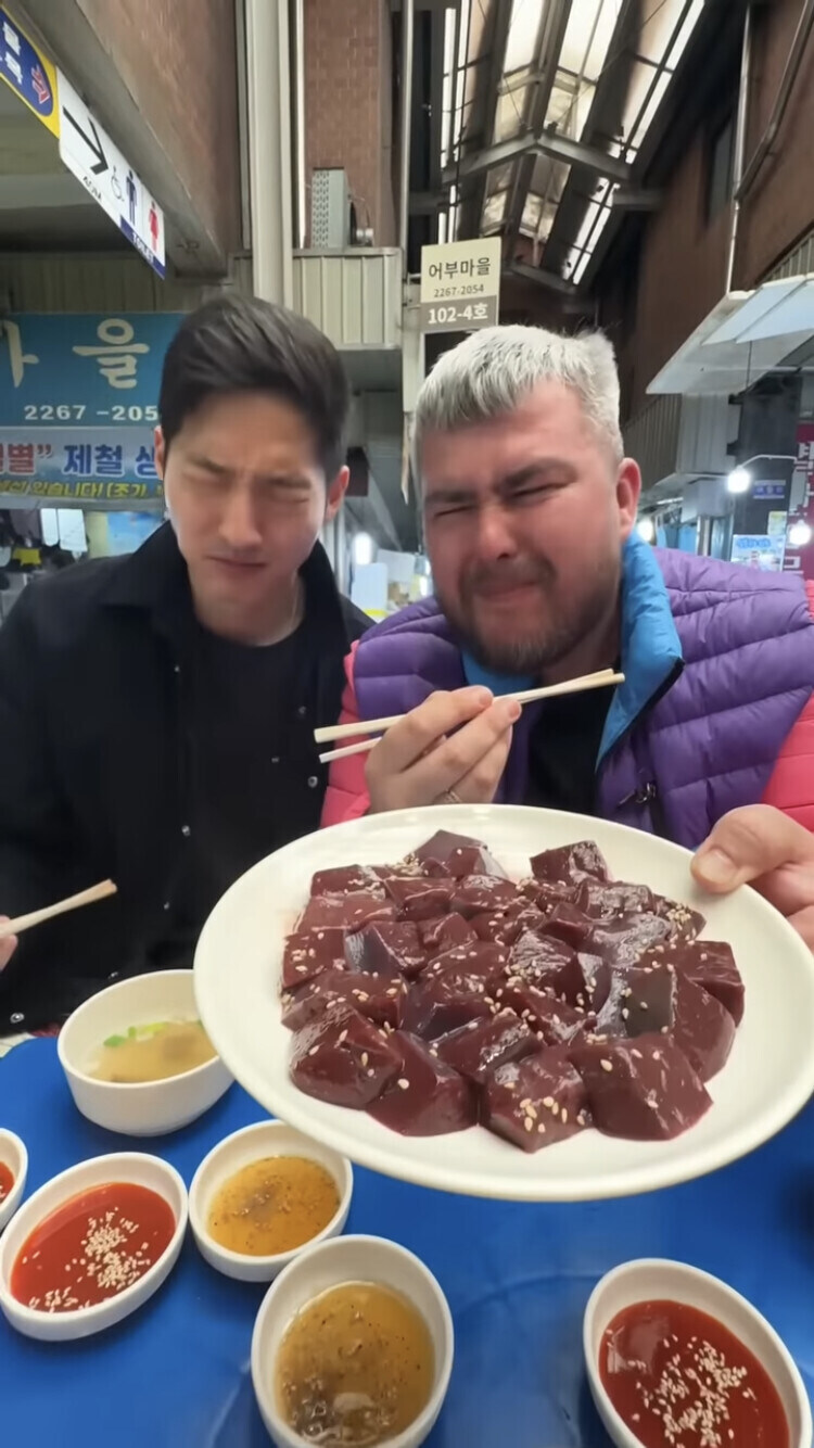외국 요리 유투버가 한국요리 먹뱉해도 욕 안먹는법_3.jpg