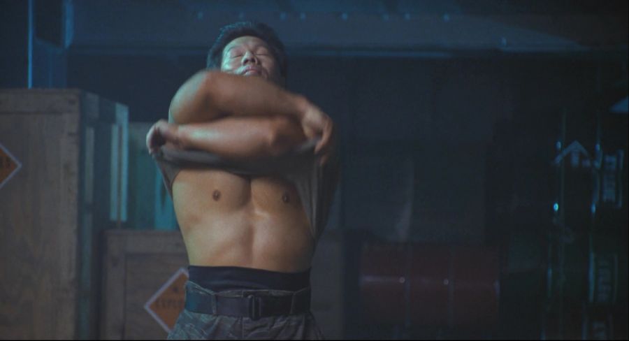 영화속 자기의 근육을 과시하는 남자_5.jpg