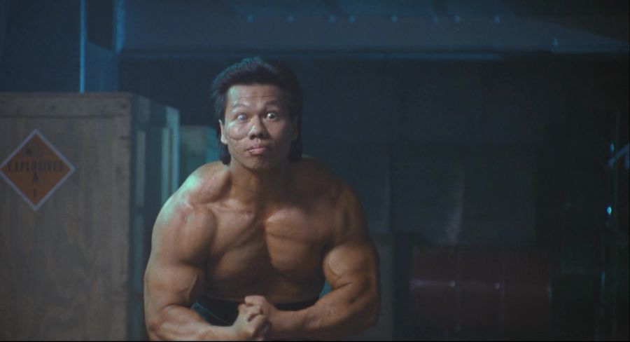 영화속 자기의 근육을 과시하는 남자_8.jpg