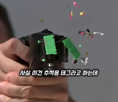 테이저건에서 색종이가 튀어 나오는 이유.jpg_5.jpg