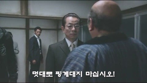피가 아닌 돈으로 이어졌던 가족관계의 최후_71.jpg
