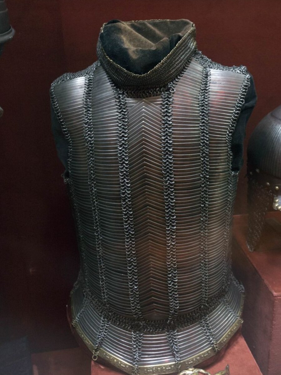 철편 1000여장을 엮어만든 16세기 폴란드 갑옷.JPG_1.jpg