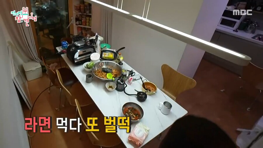 밥먹을때 주유하는 먹방 유튜버_2.png