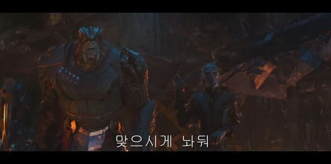 [MCU]타노스의 싸움을 지켜보는 에보니 모_1.webp