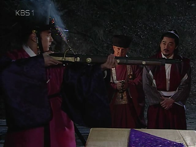 조총의 성능을 보고 놀라는 광해군과 류성룡_6.jpg