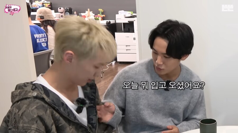 엠버서더들과 촬영하는 유재석_4.png