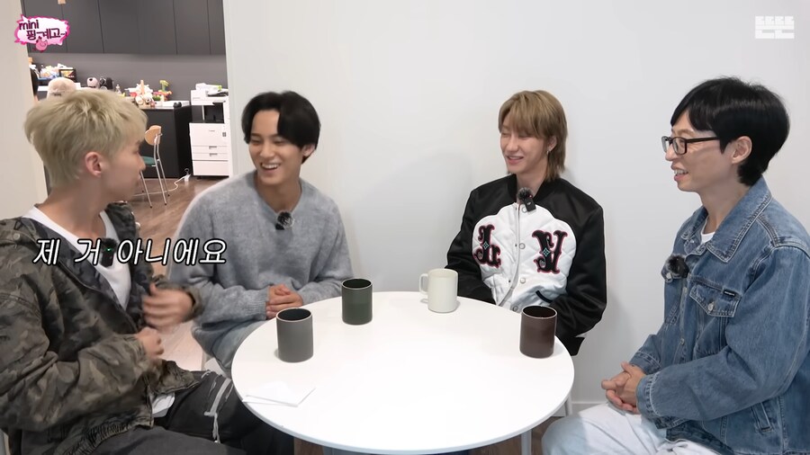 엠버서더들과 촬영하는 유재석_5.png
