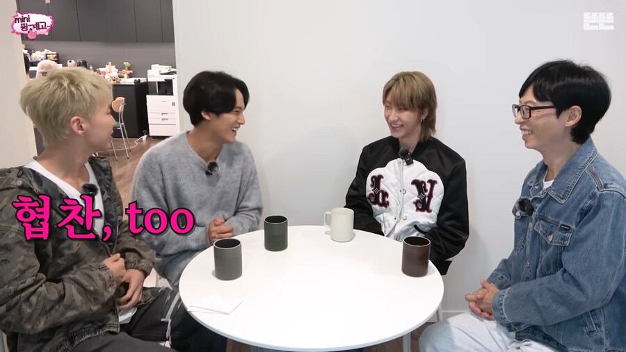 엠버서더들과 촬영하는 유재석_6.png