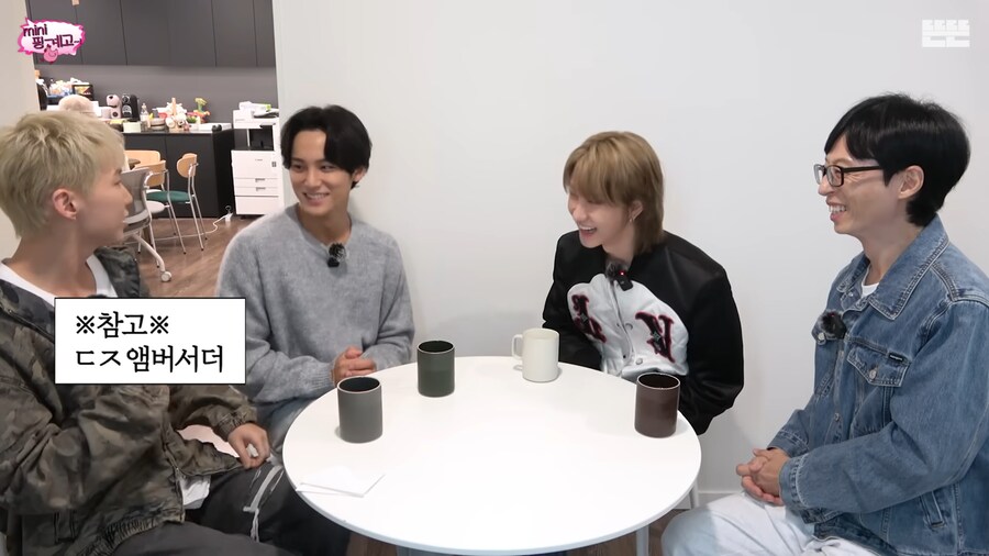 엠버서더들과 촬영하는 유재석_7.png