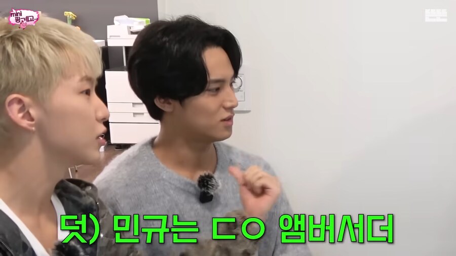 엠버서더들과 촬영하는 유재석_8.png