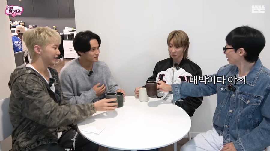 엠버서더들과 촬영하는 유재석_9.png