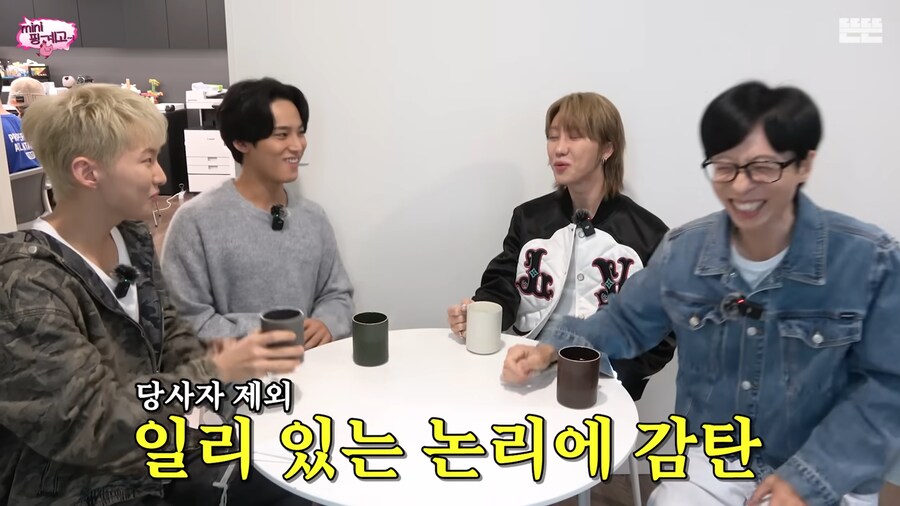 엠버서더들과 촬영하는 유재석_12.png