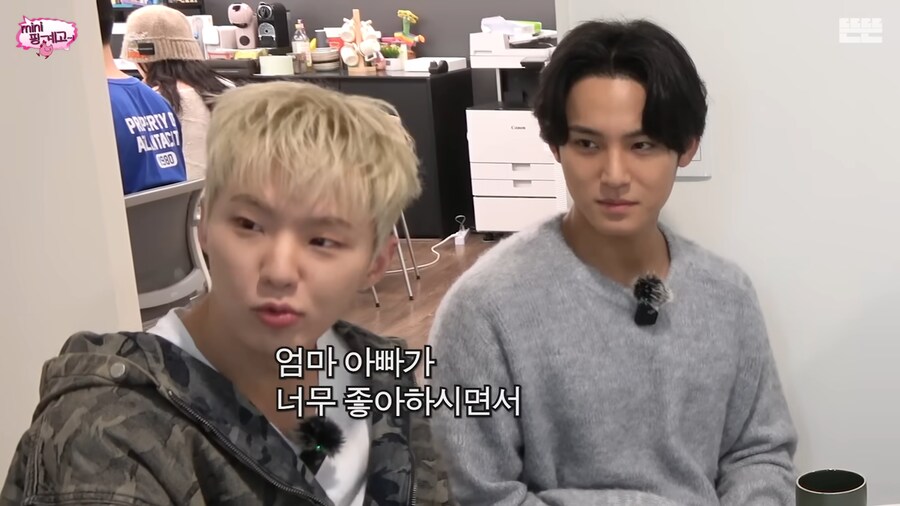 엠버서더들과 촬영하는 유재석_14.png