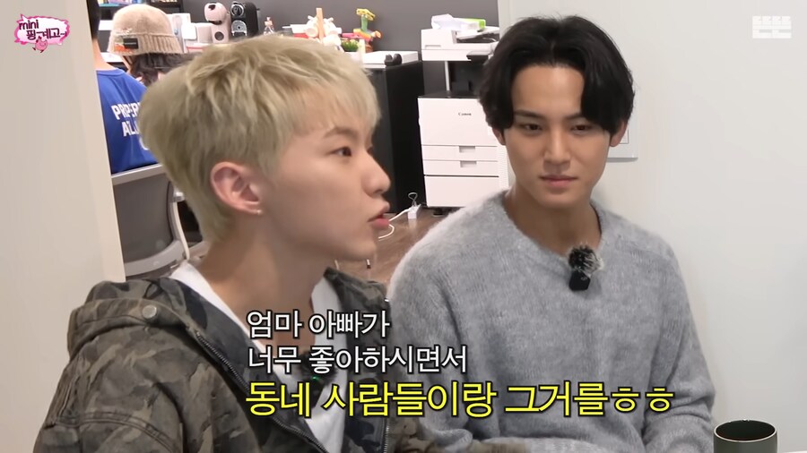 엠버서더들과 촬영하는 유재석_15.png