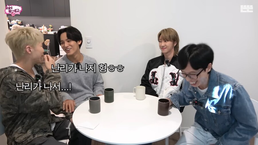 엠버서더들과 촬영하는 유재석_16.png