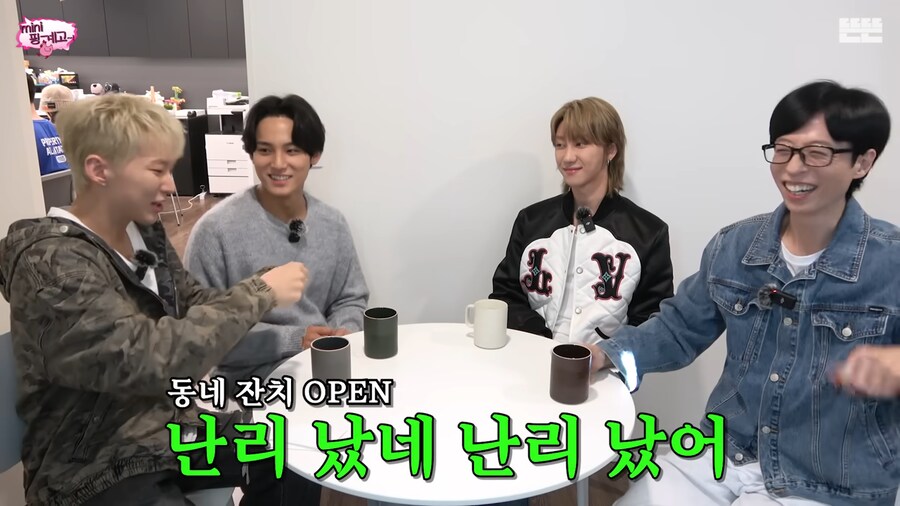 엠버서더들과 촬영하는 유재석_17.png