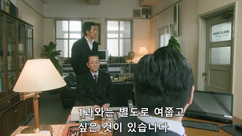 탈주한 연쇄살인범을 변호하던 변호사를 겁박하는 경찰관_2.jpg