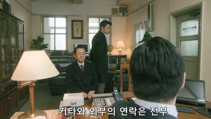 탈주한 연쇄살인범을 변호하던 변호사를 겁박하는 경찰관_3.jpg
