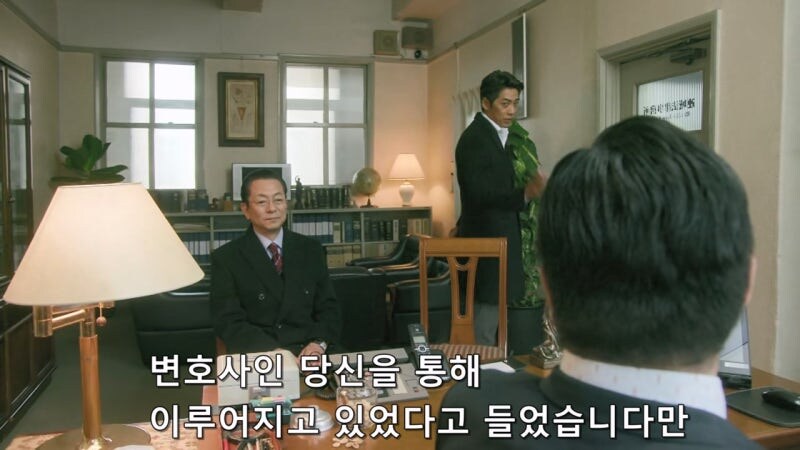 탈주한 연쇄살인범을 변호하던 변호사를 겁박하는 경찰관_4.jpg