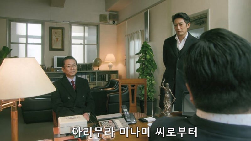 탈주한 연쇄살인범을 변호하던 변호사를 겁박하는 경찰관_5.jpg