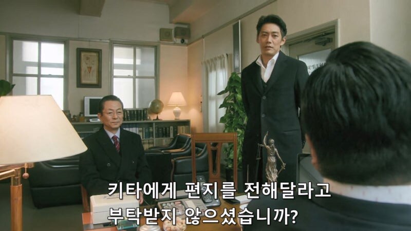탈주한 연쇄살인범을 변호하던 변호사를 겁박하는 경찰관_6.jpg