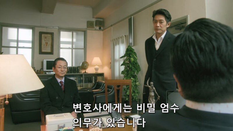 탈주한 연쇄살인범을 변호하던 변호사를 겁박하는 경찰관_7.jpg