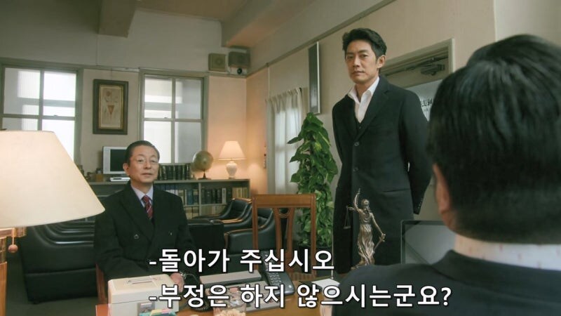 탈주한 연쇄살인범을 변호하던 변호사를 겁박하는 경찰관_8.jpg