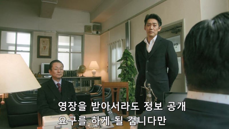 탈주한 연쇄살인범을 변호하던 변호사를 겁박하는 경찰관_10.jpg